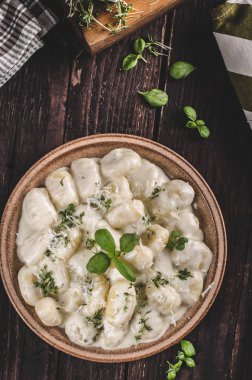 Peynirli gnocchi rokfor soslu ve galic, üst, leziz yemekleri otlar