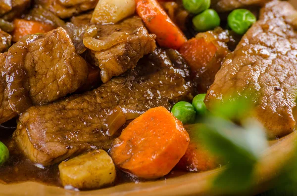 Domuz eti madalyon ile sarımsak sebze ve soya sosu, gıda Fotoğrafçılık, taze ingredience