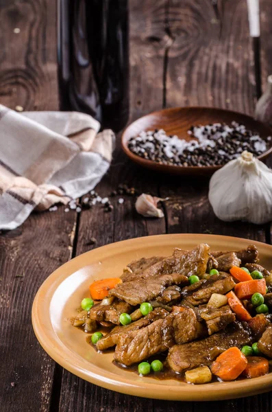 野菜と醤油ニンニクと豚肉のメダリオン ソース 食べ物の写真 新鮮な Ingredience — ストック写真