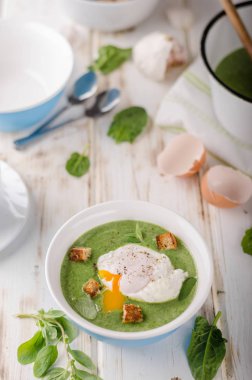 Haşlanmış yumurta, taze kruton ve otlar, fotoğraf stok reklam ile ıspanak çorbası