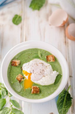 Haşlanmış yumurta, taze kruton ve otlar, fotoğraf stok reklam ile ıspanak çorbası