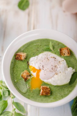 Haşlanmış yumurta, taze kruton ve otlar, fotoğraf stok reklam ile ıspanak çorbası