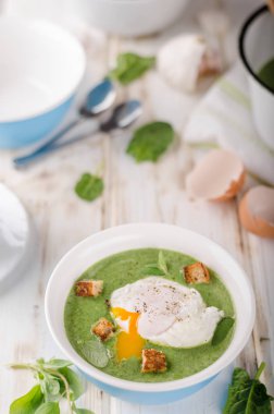 Haşlanmış yumurta, taze kruton ve otlar, fotoğraf stok reklam ile ıspanak çorbası