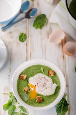 Haşlanmış yumurta, taze kruton ve otlar, fotoğraf stok reklam ile ıspanak çorbası