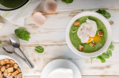 Haşlanmış yumurta, taze kruton ve otlar, fotoğraf stok reklam ile ıspanak çorbası