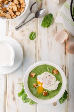 Haşlanmış yumurta, taze kruton ve otlar, fotoğraf stok reklam ile ıspanak çorbası