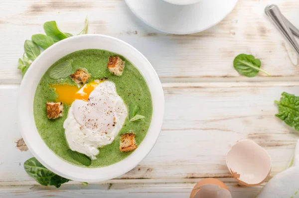 Haşlanmış yumurta, taze kruton ve otlar, fotoğraf stok reklam ile ıspanak çorbası