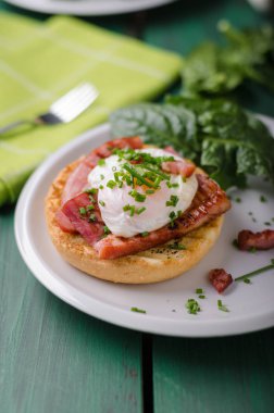 Yumurta benedict lezzetli yemek, gevrek domuz pastırması, gıda hisse senedi, gıda fotoğrafçılığı