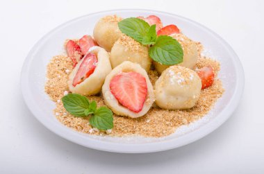 Doldurulmuş çilek köfte, lezzetli tatlı otlar, gıda fotoğrafçılığı ile