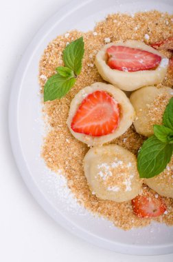 Doldurulmuş çilek köfte, lezzetli tatlı otlar, gıda fotoğrafçılığı ile