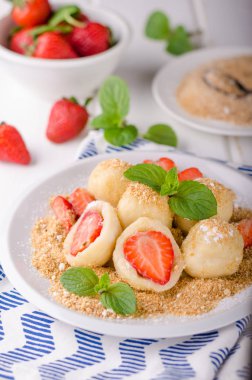 Doldurulmuş çilek köfte, lezzetli tatlı otlar, gıda fotoğrafçılığı ile