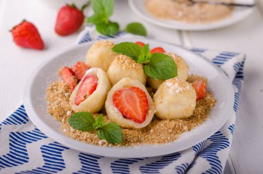 Doldurulmuş çilek köfte, lezzetli tatlı otlar, gıda fotoğrafçılığı ile