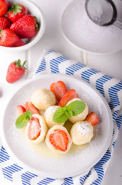 Gefüllte Erdbeerknödel Köstliches Dessert Mit Kräutern Food Fotografie — Stockfoto