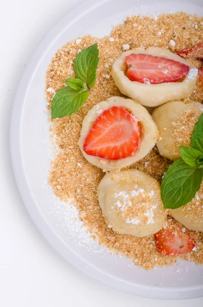 Doldurulmuş çilek köfte, lezzetli tatlı otlar, gıda fotoğrafçılığı ile