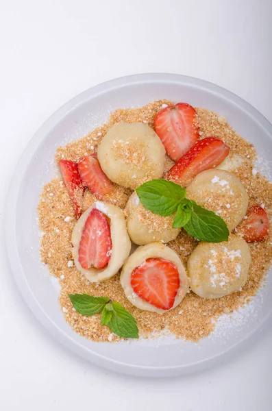 Gefüllte Erdbeerknödel Köstliches Dessert Mit Kräutern Food Fotografie — Stockfoto