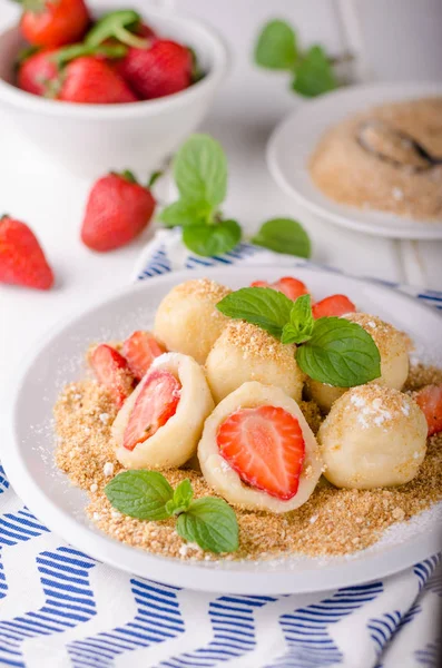 Doldurulmuş çilek köfte, lezzetli tatlı otlar, gıda fotoğrafçılığı ile