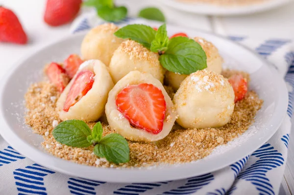 Doldurulmuş çilek köfte, lezzetli tatlı otlar, gıda fotoğrafçılığı ile