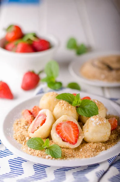 Gefüllte Erdbeerknödel Köstliches Dessert Mit Kräutern Food Fotografie — Stockfoto