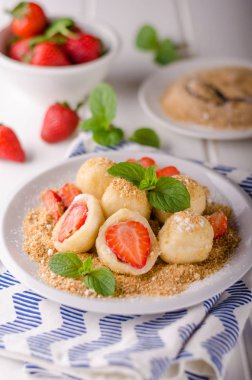 Doldurulmuş çilek köfte, lezzetli tatlı otlar, gıda fotoğrafçılığı ile