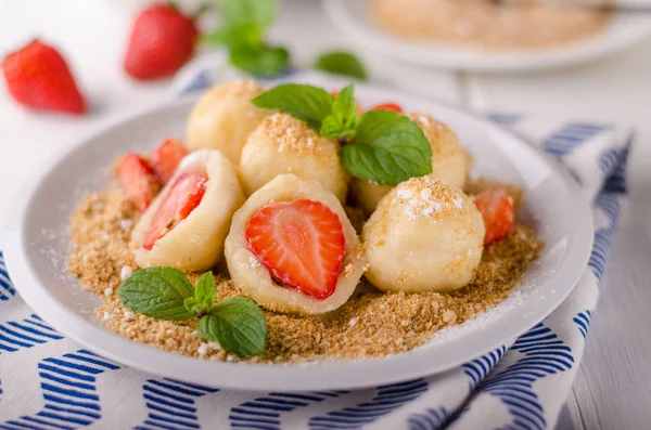 Doldurulmuş çilek köfte, lezzetli tatlı otlar, gıda fotoğrafçılığı ile