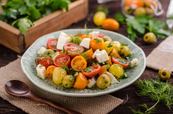 Verse Tomaat Olijven Salade Kruiden Feta Kaas Binnen — Stockfoto