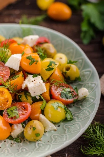 Taze domates zeytin salata, otlar ve beyaz peynir içinde