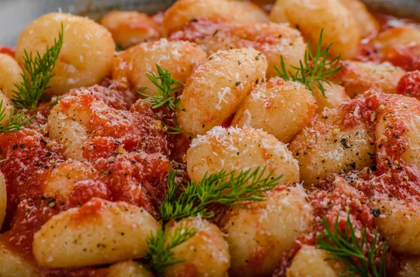 Gnocchi Domates Sosu Otlar Taze Parmesan Peynir Üst Lezzetli Yemek — Stok fotoğraf