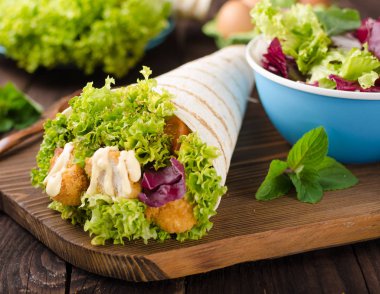 Tavuk, mayo ve domates ketchugrilled tortilla tavuk, marul, ev yapımı mayonez ve barbekü sosu, gıda fotoğrafçılığı ile ızgara tortilla