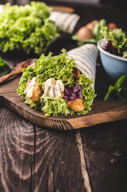 Tavuk, mayo ve domates ketchugrilled tortilla tavuk, marul, ev yapımı mayonez ve barbekü sosu, gıda fotoğrafçılığı ile ızgara tortilla