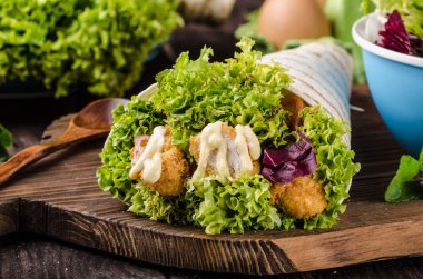 Tavuk, mayo ve domates ketchugrilled tortilla tavuk, marul, ev yapımı mayonez ve barbekü sosu, gıda fotoğrafçılığı ile ızgara tortilla