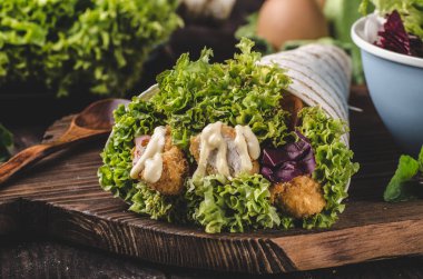 Tavuk, mayo ve domates ketchugrilled tortilla tavuk, marul, ev yapımı mayonez ve barbekü sosu, gıda fotoğrafçılığı ile ızgara tortilla