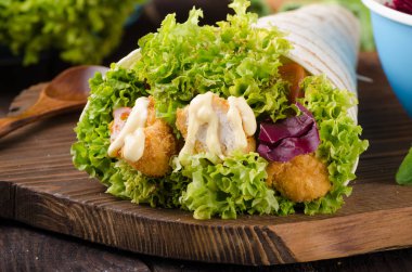 Tavuk, mayo ve domates ketchugrilled tortilla tavuk, marul, ev yapımı mayonez ve barbekü sosu, gıda fotoğrafçılığı ile ızgara tortilla