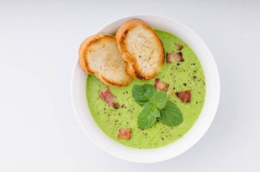 Bezelye çorbası, taze otlar ve pastırma, gıda fotoğrafçılığı