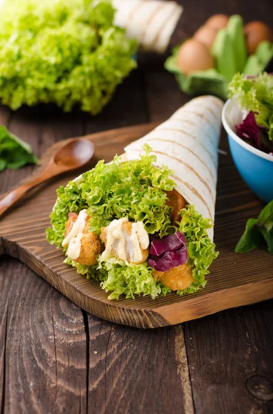 Tavuk, mayo ve domates ketchugrilled tortilla tavuk, marul, ev yapımı mayonez ve barbekü sosu, gıda fotoğrafçılığı ile ızgara tortilla