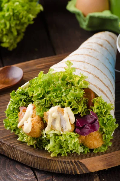 Tavuk, mayo ve domates ketchugrilled tortilla tavuk, marul, ev yapımı mayonez ve barbekü sosu, gıda fotoğrafçılığı ile ızgara tortilla