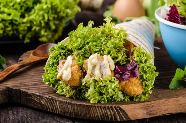 Tavuk, mayo ve domates ketchugrilled tortilla tavuk, marul, ev yapımı mayonez ve barbekü sosu, gıda fotoğrafçılığı ile ızgara tortilla