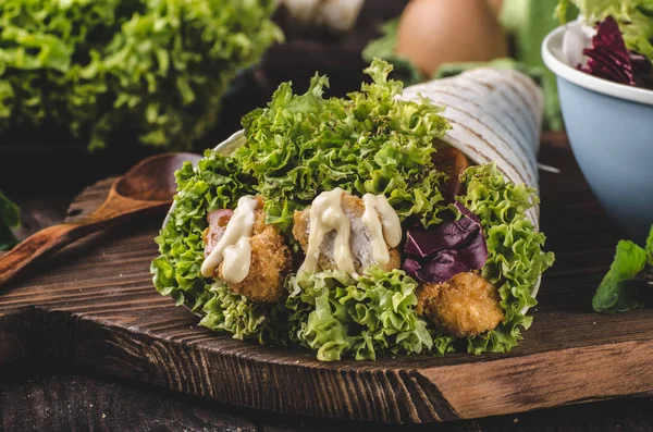 Tavuk, mayo ve domates ketchugrilled tortilla tavuk, marul, ev yapımı mayonez ve barbekü sosu, gıda fotoğrafçılığı ile ızgara tortilla