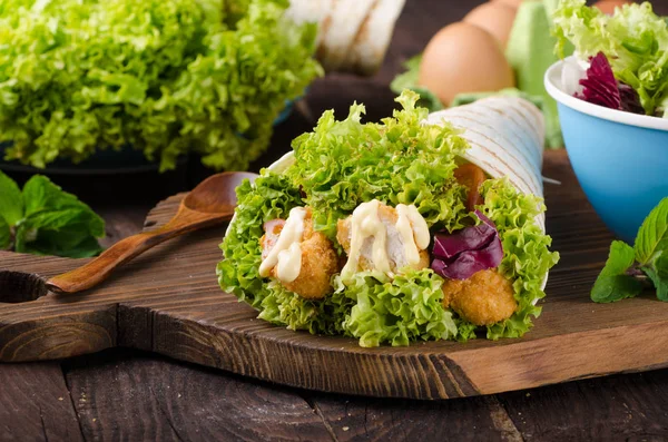 Tavuk, mayo ve domates ketchugrilled tortilla tavuk, marul, ev yapımı mayonez ve barbekü sosu, gıda fotoğrafçılığı ile ızgara tortilla