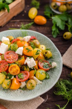 Taze domates zeytin salata, otlar ve beyaz peynir içinde