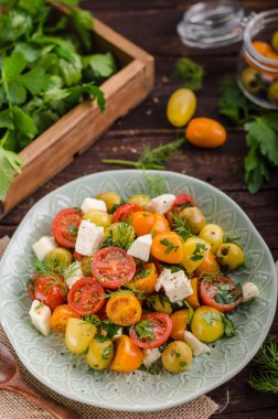 Taze domates zeytin salata, otlar ve beyaz peynir içinde