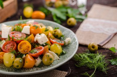 Taze domates zeytin salata, otlar ve beyaz peynir içinde