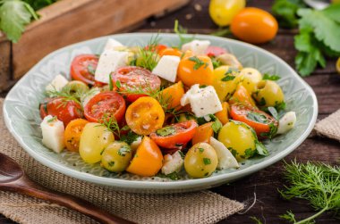 Taze domates zeytin salata, otlar ve beyaz peynir içinde