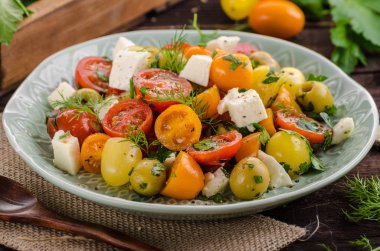 Taze domates zeytin salata, otlar ve beyaz peynir içinde