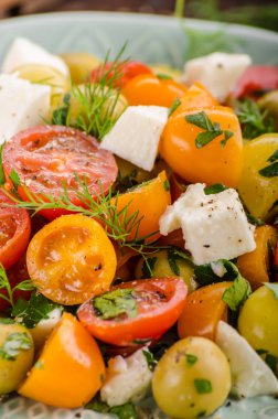 Taze domates zeytin salata, otlar ve beyaz peynir içinde