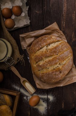 Ev yapımı ekmek, ürün fotoğraf, seçici odak, diğerleri arkasında hamur işleri