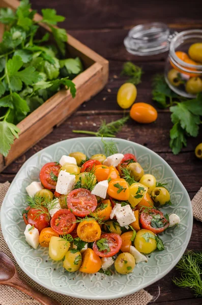 Verse Tomaat Olijven Salade Kruiden Feta Kaas Binnen — Stockfoto