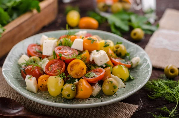 Verse Tomaat Olijven Salade Kruiden Feta Kaas Binnen — Stockfoto