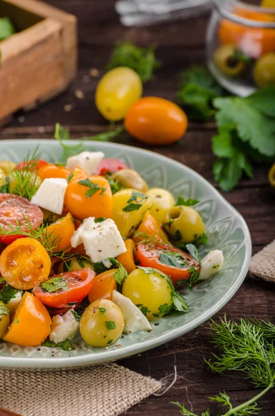 Ensalada Aceitunas Tomate Fresco Hierbas Queso Feta Interior — Foto de Stock