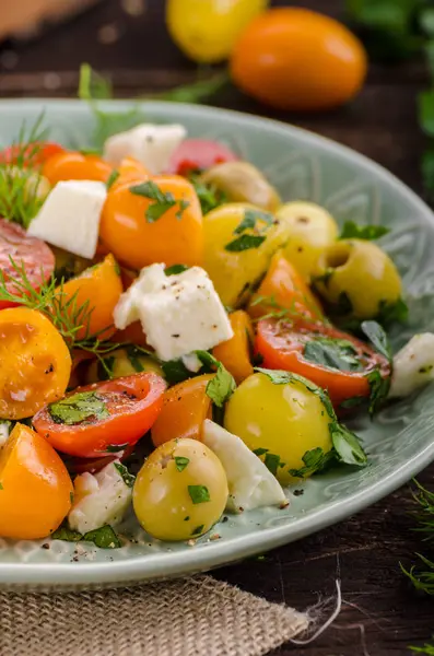 Färsk Tomat Oliver Sallad Örter Och Feta Ost Inuti — Stockfoto