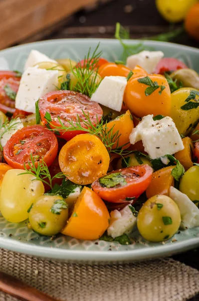 Salade Olives Tomates Fraîches Herbes Fromage Feta Intérieur — Photo